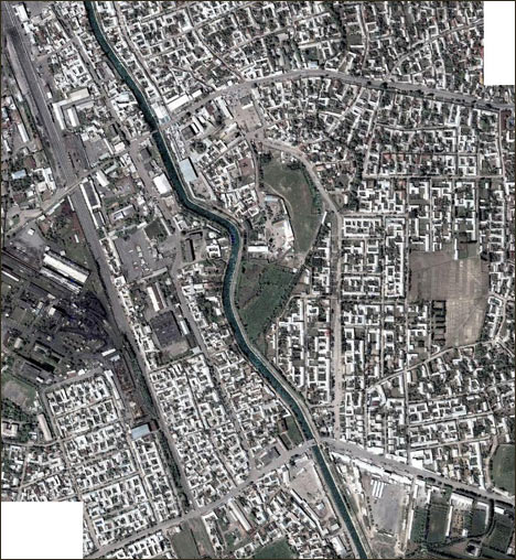 Город Карасуу на узбекско-киргизской границе. Фото Maps.Google, 2004 г.