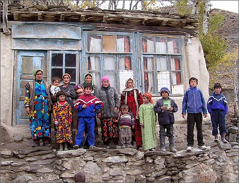 Ягнобские жители возле своих домов. Фото ИА Фергана.Ру