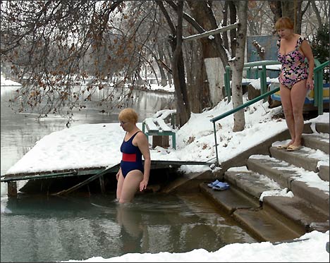 Зимние купальщики на станции Морж