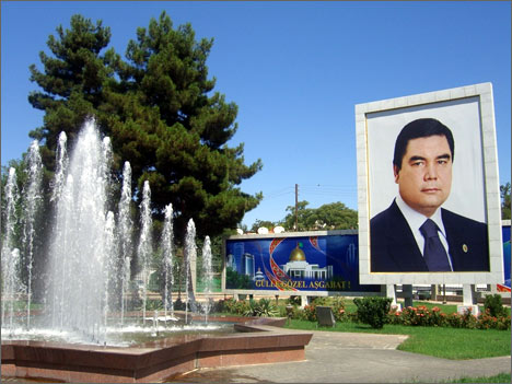 Портреты Г.Бердымухамедова на улицах Ашхабада. Фото с сайта Turkmenistan.karakum.net