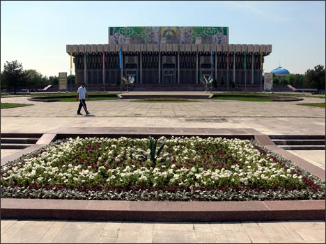 Цветник на месте монумента «Дружбы народов» был разбит всего за один день. Ташкент, 14 апреля 2008 года. Фото ИА «Фергана.Ру»
