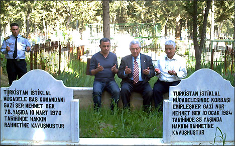 У могилы Шерматбека и Нурматбека в г. Адане. Справа налево: Чагатай Кочар, Мехмет Салих Кавунджу и автор