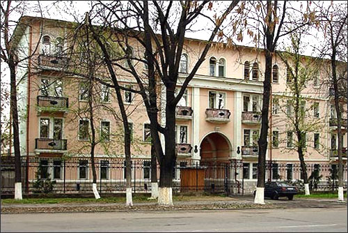 Сталинский дом, разрушенный властями