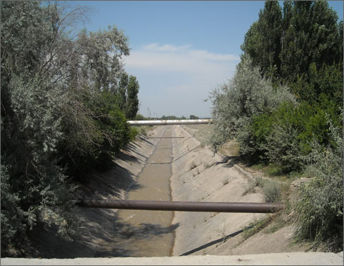 Речка несет свои воды через границу беспрепятственно