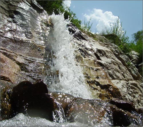 Водопад на белых скалах