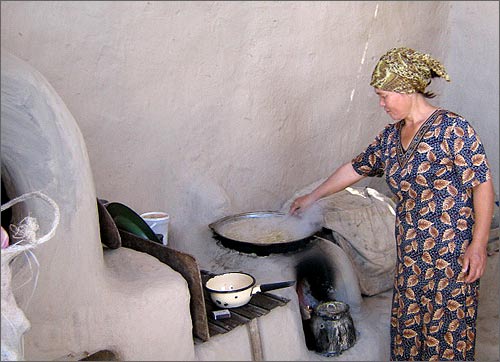 Кумуш готовит обед