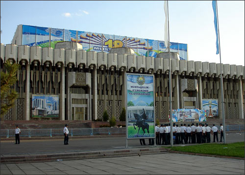 Милиция перед дворцом Истиклол (бывш. Дружбы народов)