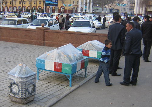Цветочные клумбы закрыты от непогоды и от горожан