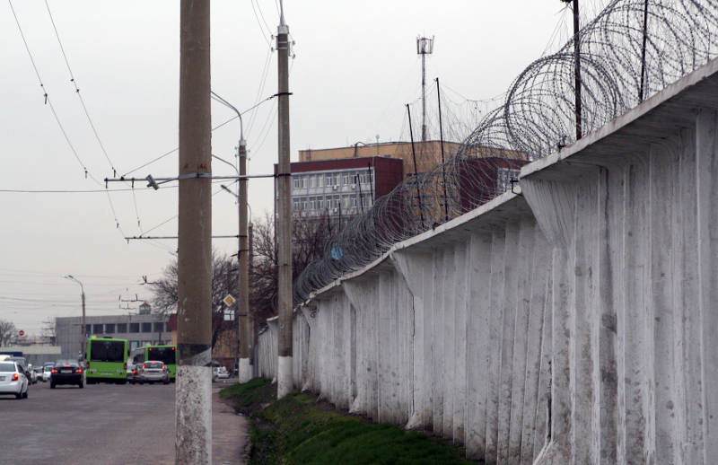 Забор колонии. Вид снаружи