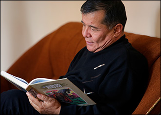 Разбить чеховское пенсне. «Вольный копейщик» Фахриддин Низамов – о поэзии, традициях и колеблющихся камнях